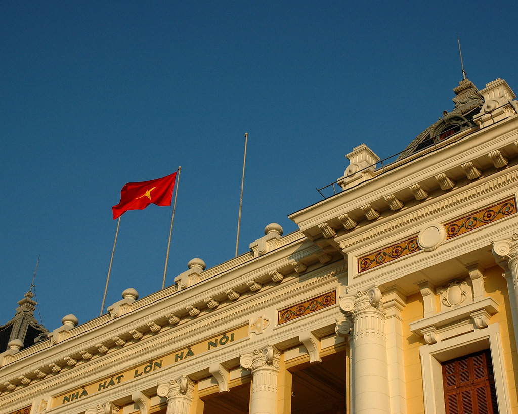 Sắc cờ thắm tươi ở Nhà hát Lớn - Quảng trường Cách mạng Tháng Tám, nơi cuộc cách mạng bùng nổ ở Hà Nội ngày 19/8/1945, sự kiện trọng đại dẫn đến ngày Quốc khánh 2/9. Ảnh: JC Smith / Flickr.com.