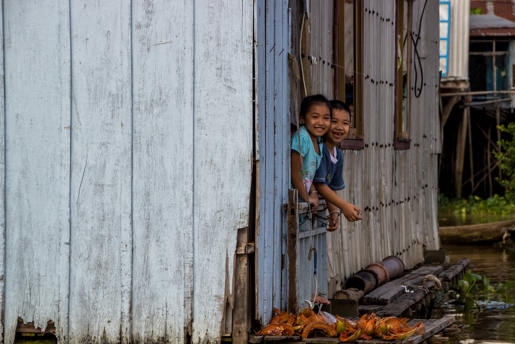 Hai em bé ở ngôi nhà nổi Châu Đốc.