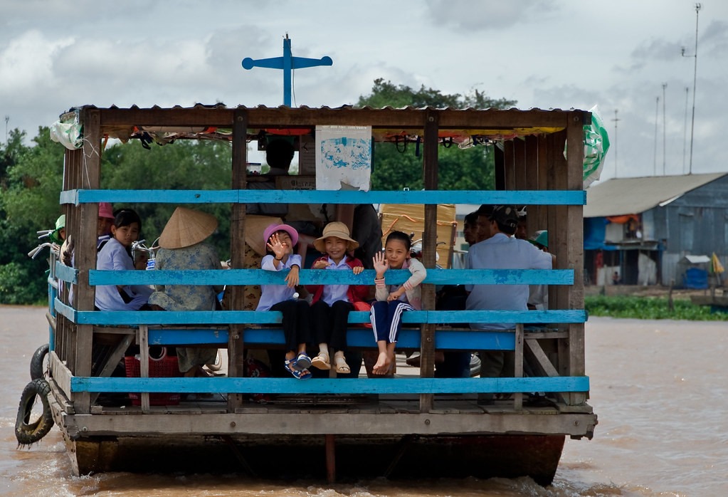 Những em bé trên một chuyến phà ở Vĩnh Long.