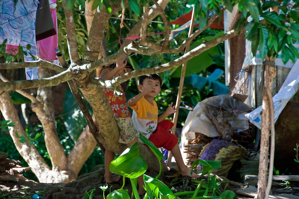 Trẻ em ở miền sông nước Vĩnh Long.