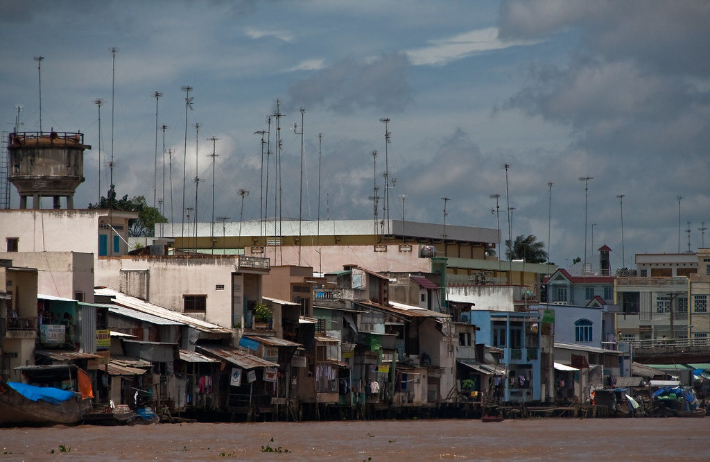 Những ngôi nhà bên sông Tiền ở Vĩnh Long.