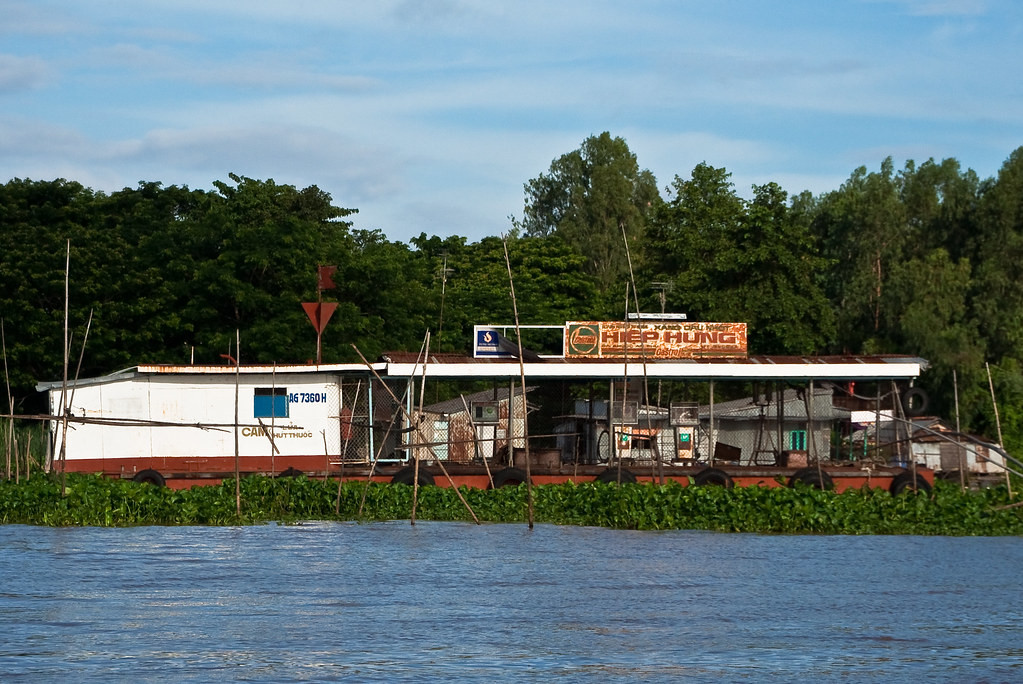 Trạm xăng trên sông Bassac, Châu Đốc. Mời quý độc giả xem video: Báo Argentina ca ngợi vẻ đẹp đất nước Việt Nam. Nguồn: VTC1