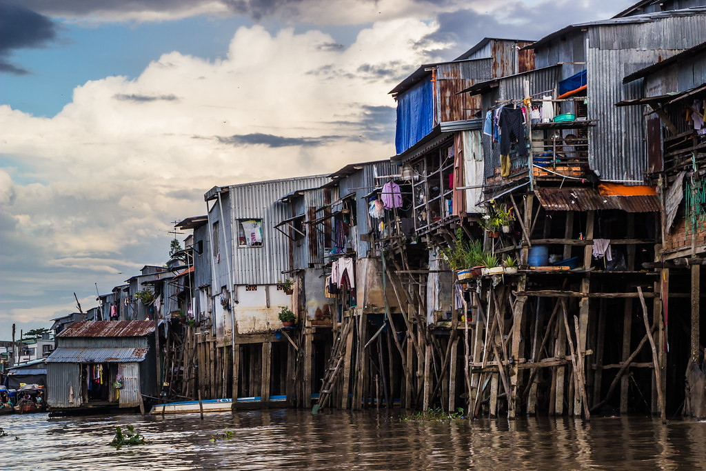 Nhà sàn trên kênh Vĩnh Tế, dòng kênh được đào từ thời nhà Nguyễn ở Châu Đốc, An Giang.