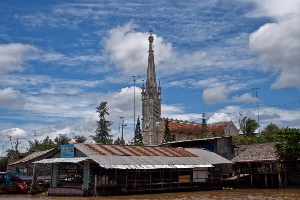 Nhà thờ Cái Bè, công trình cổ nổi tiếng nằm bên sông Tiền ở tỉnh Tiền Giang.
