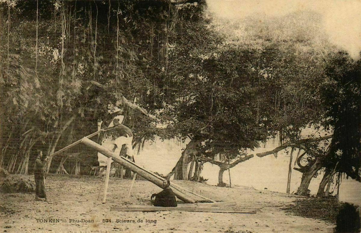 Cưa xẻ gỗ bên bờ sông.