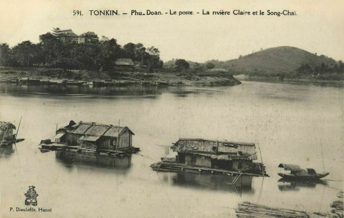 Đồn lính bên ngã ba sông Lô - sông Chảy, thị trấn Phủ Đoan, phủ Đoan Hùng, Phú Thọ thời thuộc địa (nay tương ứng với huyện Đoan Hùng, tỉnh Phú Thọ). Ảnh chụp vào khoảng năm 1902 - 1905.