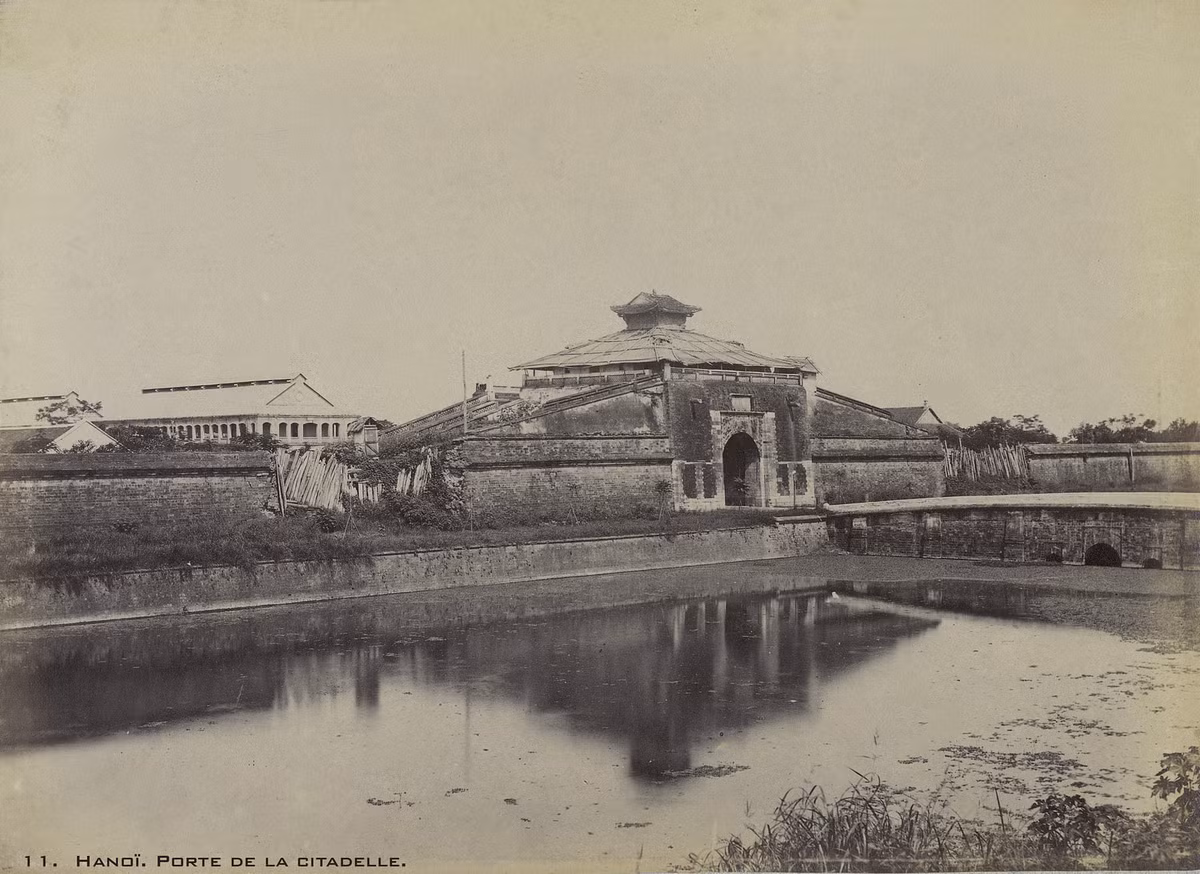Cửa Đông thành Hà Nội năm 1899. Hai bên cửa có hai lỗ hổng do người Pháp mở năm 1882. Sau cổng là khu doanh trại bộ binh, xây năm 1890.