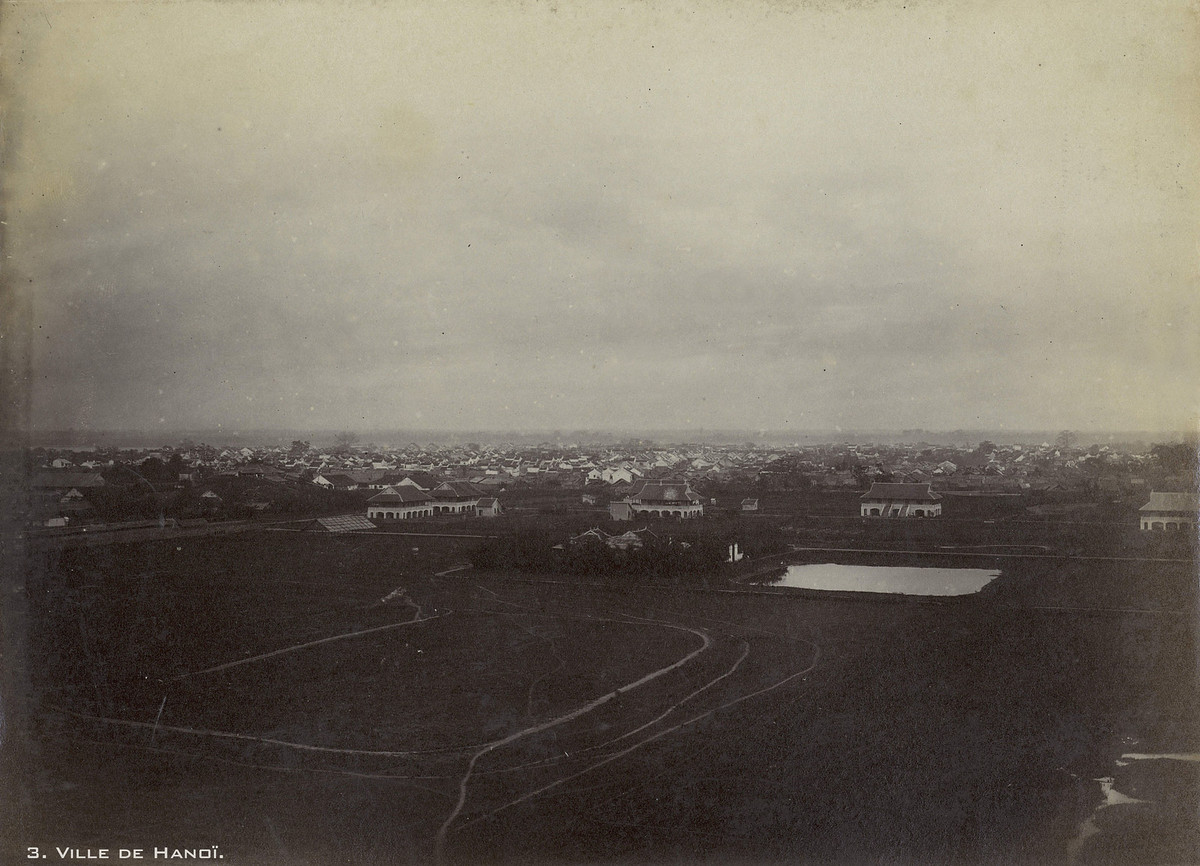 Khu vực Đông Nam thành Hà Nội, nơi có các phố Lý Nam Đế, Tôn Thất Thiệp ngày nay. Cửa Đông nằm phía bên trái.