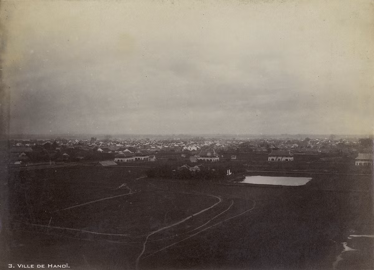 Khu vực Đông Nam thành Hà Nội, nơi có các phố Lý Nam Đế, Tôn Thất Thiệp ngày nay. Cửa Đông nằm phía bên trái.