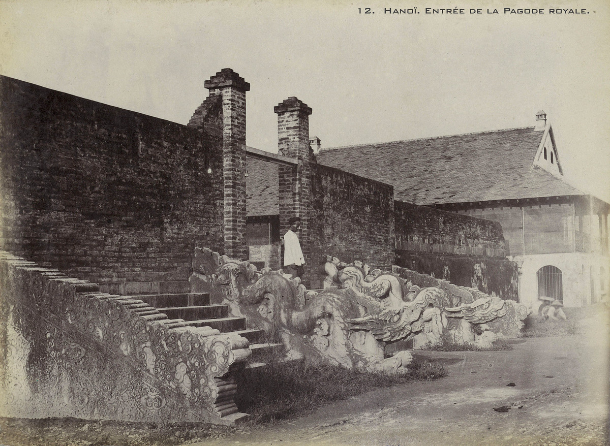 Bệ rồng ở lối lên điện Kính Thiên, lúc này là trụ sở chỉ huy pháo binh Pháp (xây năm 1886). Các bức tường gạch bao quanh sân điện do người Pháp xây sau khi chiếm thành Hà Nội.