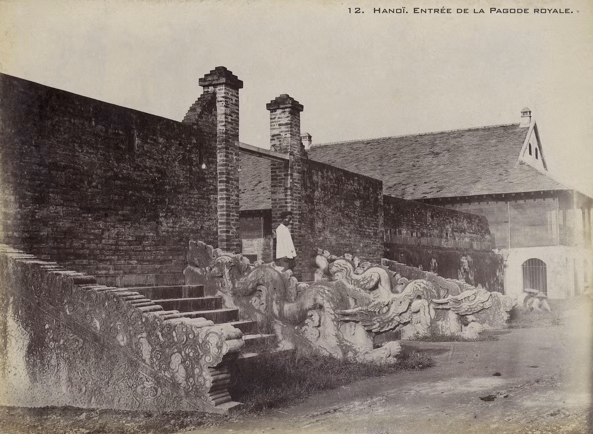 Bệ rồng ở lối lên điện Kính Thiên, lúc này là trụ sở chỉ huy pháo binh Pháp (xây năm 1886). Các bức tường gạch bao quanh sân điện do người Pháp xây sau khi chiếm thành Hà Nội.