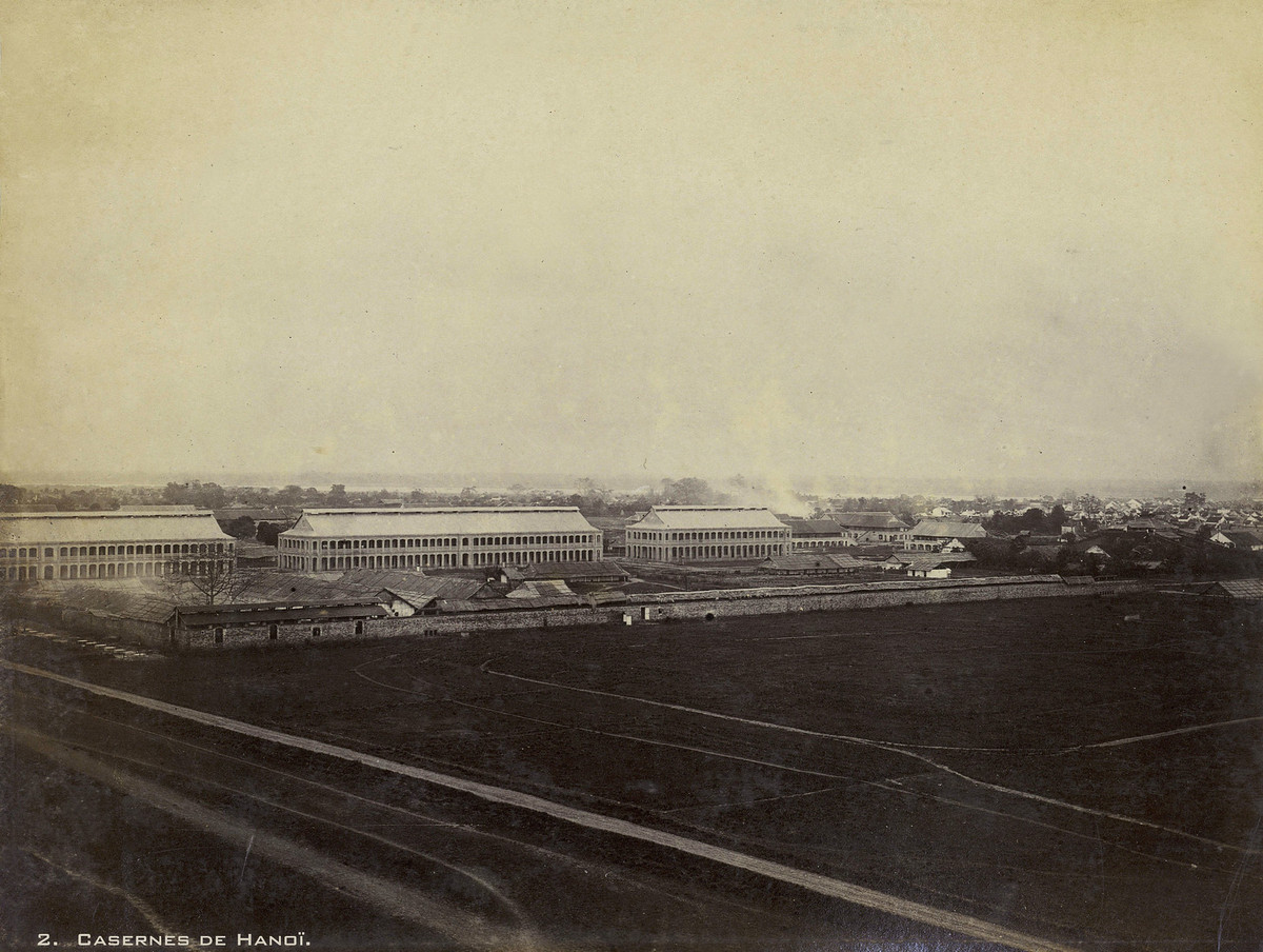 Khu doanh trại lính Pháp trong thành cổ Hà Nội năm 1899. Cửa Đông nằm bên phải khu doanh trại, nhìn ra khu phố cổ Hà Nội. Ảnh: Bunum.univ-cotedazur.fr.
