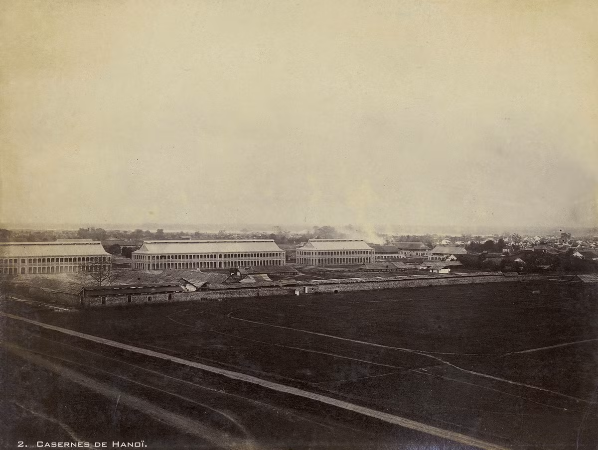 Khu doanh trại lính Pháp trong thành cổ Hà Nội năm 1899. Cửa Đông nằm bên phải khu doanh trại, nhìn ra khu phố cổ Hà Nội. Ảnh: Bunum.univ-cotedazur.fr.