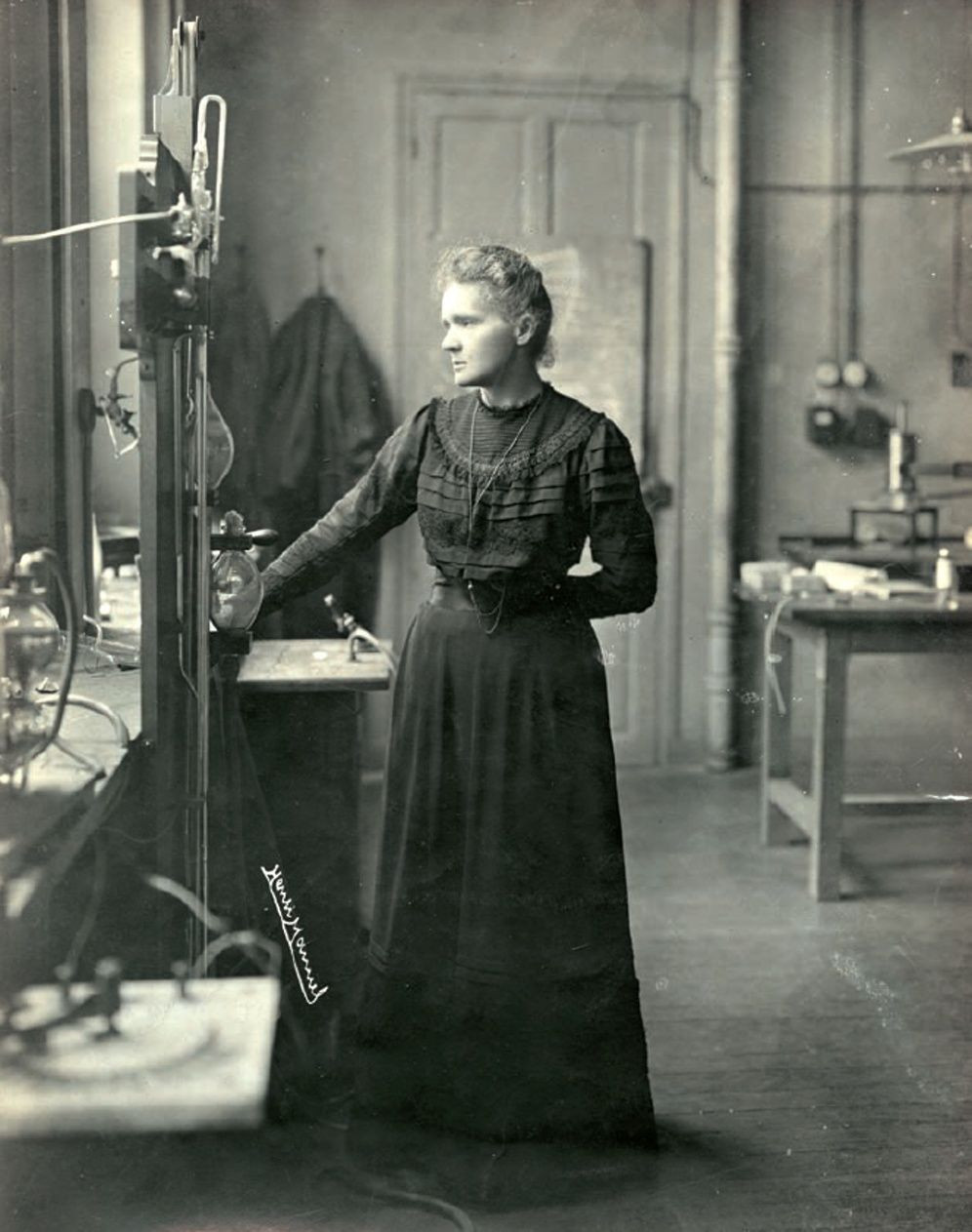 Năm 1898, Marie Curie tìm ra những đặc tính của sự phát xạ này một cách chính xác, bằng cách đo cường độ tối đa của dòng ion hóa phát ra trong không khí dưới tác dụng của nó.
