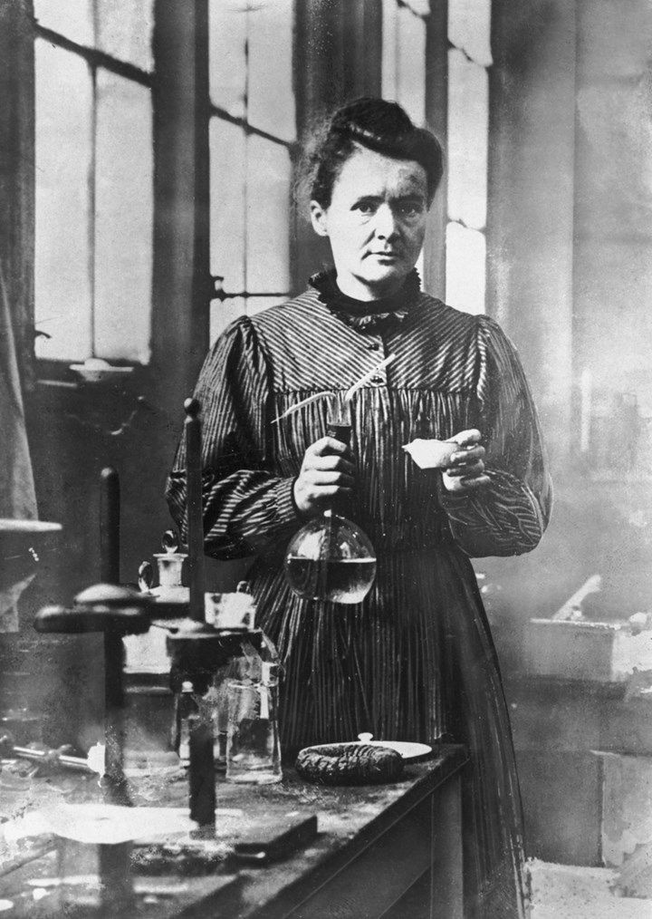 Năm 1903, Marie Curie và hai cộng sự được nhận giải Nobel Vật lý cho các nghiên cứu về phóng xạ của mình. Năm 1911, bà nhận giải Nobel hóa học khi khám phá ra hai nguyên tố hóa học radium và polonium trong quá trình nghiên cứu các chất phóng xạ trước đó.