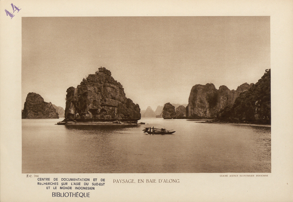 Vịnh Hạ Long ở Quảng Ninh, nơi có vô số đảo đá hình thù kỳ lạ được tạo nên từ sự bào mòn của nước biển.