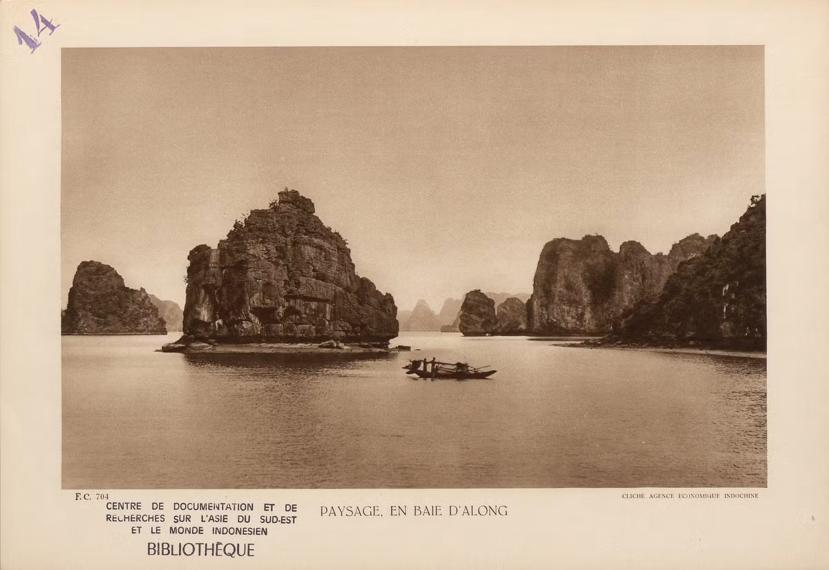 Vịnh Hạ Long ở Quảng Ninh, nơi có vô số đảo đá hình thù kỳ lạ được tạo nên từ sự bào mòn của nước biển.