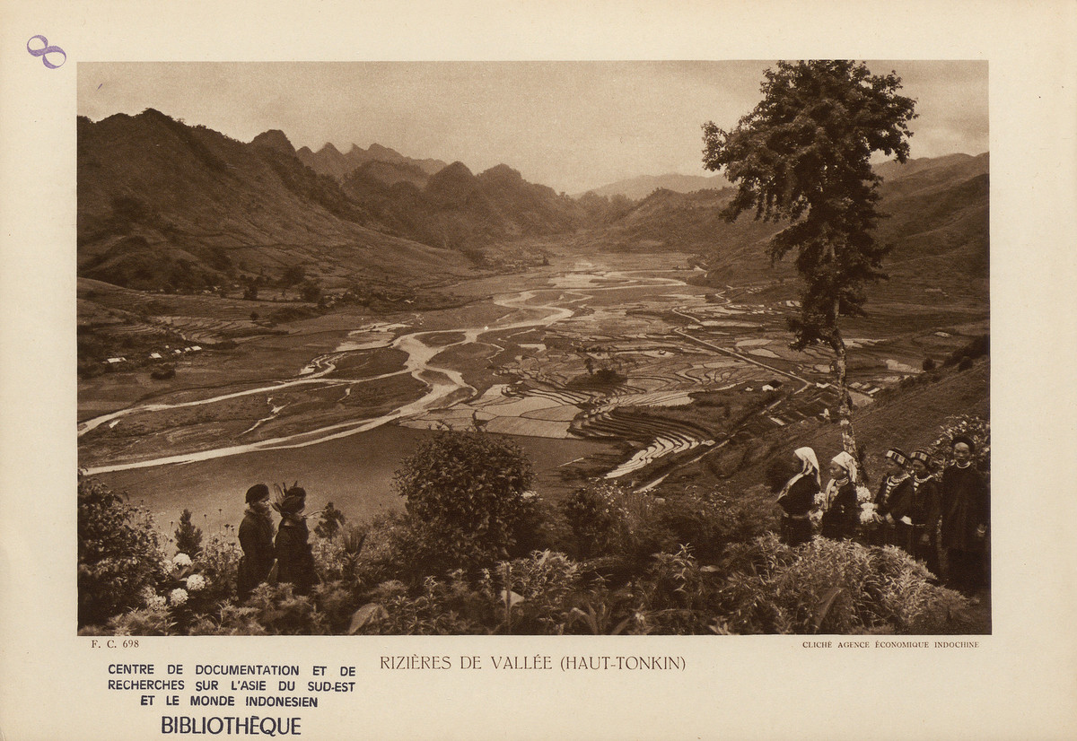 Cánh đồng lúa ở thung lũng thượng du thuộc Cao Bằng. Đây là vùng nhiều núi đá vôi, các sườn núi thấp được tạo thành ruộng bậc thang, tưới bằng nước từ một nhánh sông.