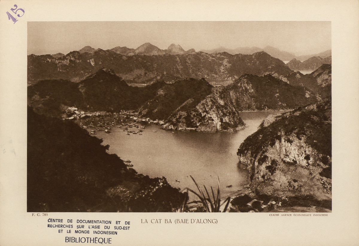 Đảo Cát Bà, phía Nam vịnh Hạ Long. Phía Đông Nam của hòn đảo có một cảng là điểm dừng chân của các tàu thuyền đánh cá trên Vịnh Bắc Bộ. Mời quý độc giả xem video: Thách thức gìn giữ văn minh sông Hồng. Nguồn: VTC1.