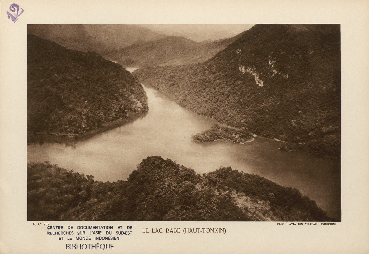 Hồ Ba Bể ở Bắc Kạn. Hồ được bao quanh bởi các núi đá vôi hiểm trở, là một trong những hồ nước nổi tiếng nhất miền Bắc Việt Nam.