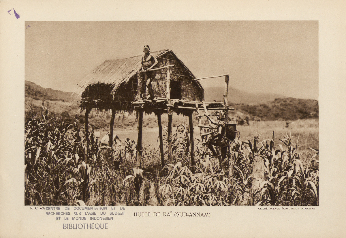 Chòi trên cánh đồng ngô của người dân tộc Gia Rai ở miền Nam xứ Trung Kỳ. Từ chòi này, người dân xua đuổi những con vật đến phá hoại bằng tiếng hét hoặc mũi tên bắn từ cây nỏ của mình.