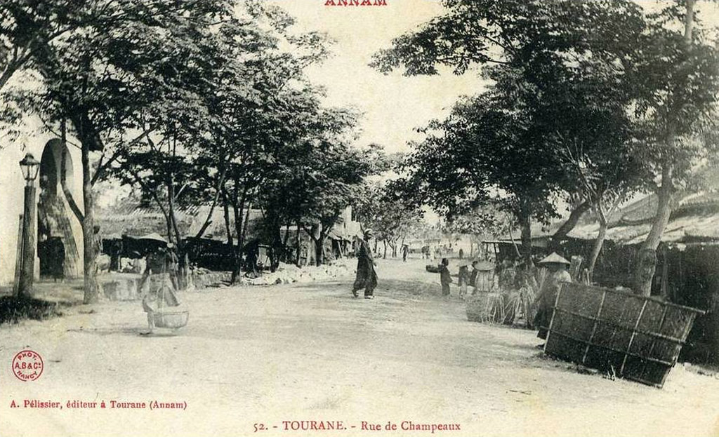 Đường Champeaux, về sau đổi là Republique, nay là đường Hùng Vương ở Đà Nẵng. Chợ Hàn phía bên trái.