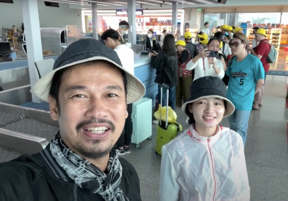 Kết hôn ở tuổi U50, Tiết Cương cho biết trân trọng gia đình và muốn dành thời gian bên bà xã. Ngọc Thưởng - vợ kém anh 26 tuổi hiện làm công việc bán hàng online. Cô được khen trẻ trung, năng động với phong cách thời trang nữ tính.