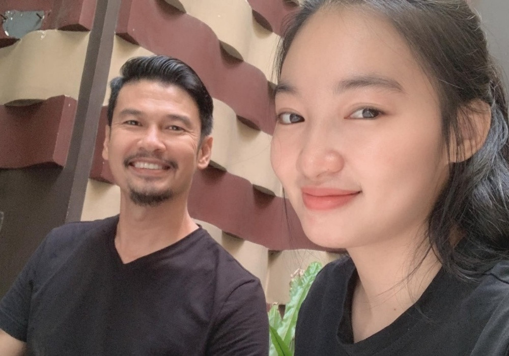 Nói về việc chênh lệch tuổi tác, Tiết Cương cho rằng điều này không quan trọng vì chủ yếu vẫn do tâm hồn mỗi người. Anh quan niệm sống vui vẻ, yêu đời tự nhiên sẽ thấy mình trẻ trung. Nam danh hài yêu quý bà xã vì dù còn trẻ nhưng suy nghĩ chu đáo, luôn lo nghĩ cho anh và gia đình 2 bên nội ngoại.