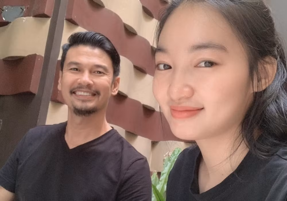 Nói về việc chênh lệch tuổi tác, Tiết Cương cho rằng điều này không quan trọng vì chủ yếu vẫn do tâm hồn mỗi người. Anh quan niệm sống vui vẻ, yêu đời tự nhiên sẽ thấy mình trẻ trung. Nam danh hài yêu quý bà xã vì dù còn trẻ nhưng suy nghĩ chu đáo, luôn lo nghĩ cho anh và gia đình 2 bên nội ngoại.