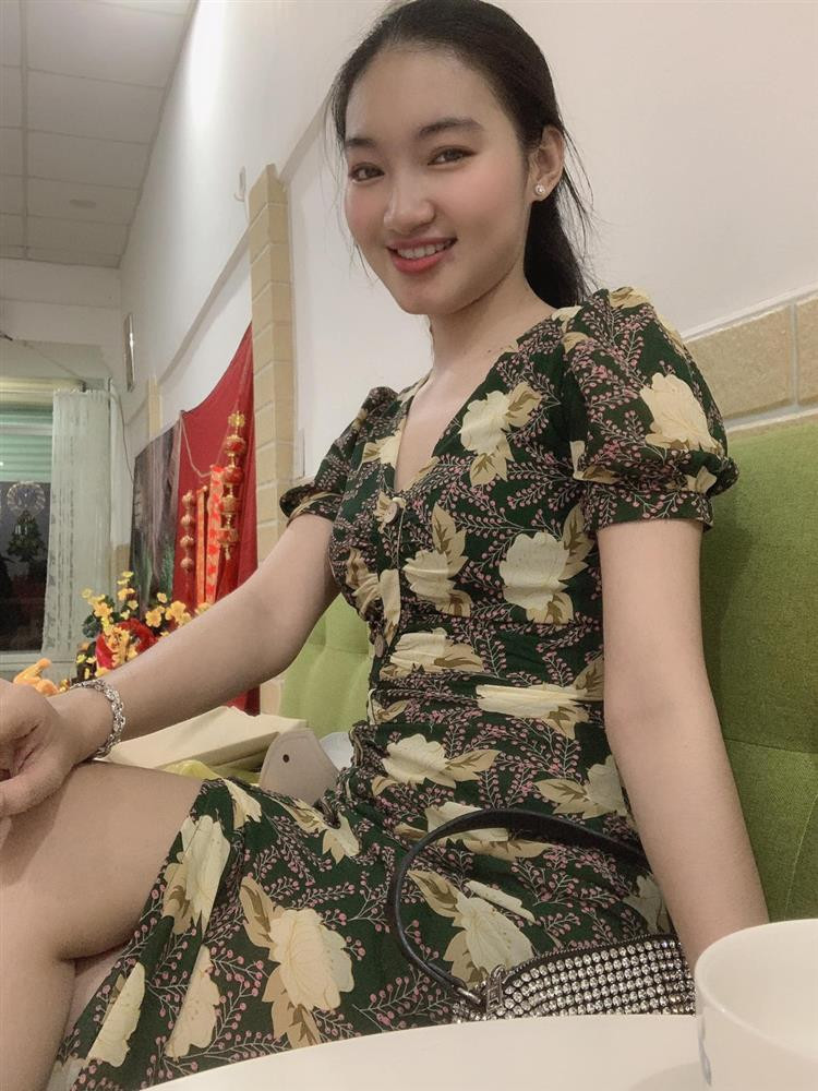 Tiết Cương tiết lộ mình và bà xã thành đôi bởi chữ "duyên". Bà xã cũng là fan đã theo dõi anh nhiều năm qua. "Tuy tôi gặp vợ không lâu nhưng cô ấy là fan của Tiết Cương từ bé! Nên tuy mới gặp nhưng đã hiểu về nhau rồi. Cô ấy ái mộ tôi từ phim Hướng nghiệp, đã 20 năm. Thành ra, cô ấy theo dõi từng bước chân nghệ thuật của Tiết Cương. Duyên đã đến, đã đủ thì sẽ thành đôi", anh chia sẻ.