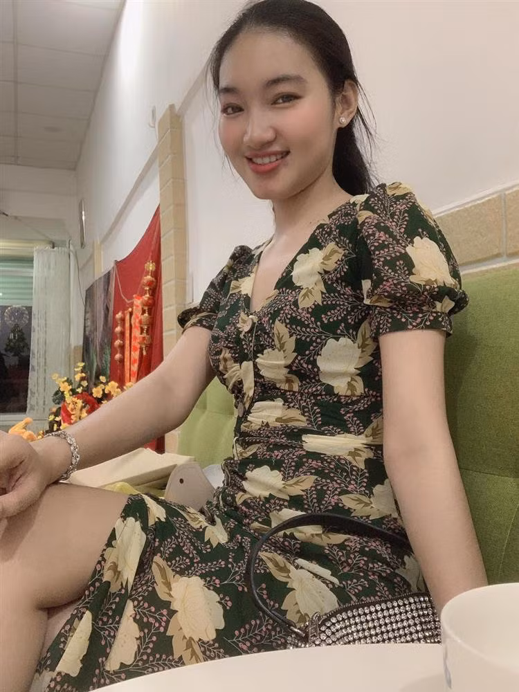 Tiết Cương tiết lộ mình và bà xã thành đôi bởi chữ "duyên". Bà xã cũng là fan đã theo dõi anh nhiều năm qua. "Tuy tôi gặp vợ không lâu nhưng cô ấy là fan của Tiết Cương từ bé! Nên tuy mới gặp nhưng đã hiểu về nhau rồi. Cô ấy ái mộ tôi từ phim Hướng nghiệp, đã 20 năm. Thành ra, cô ấy theo dõi từng bước chân nghệ thuật của Tiết Cương. Duyên đã đến, đã đủ thì sẽ thành đôi", anh chia sẻ.