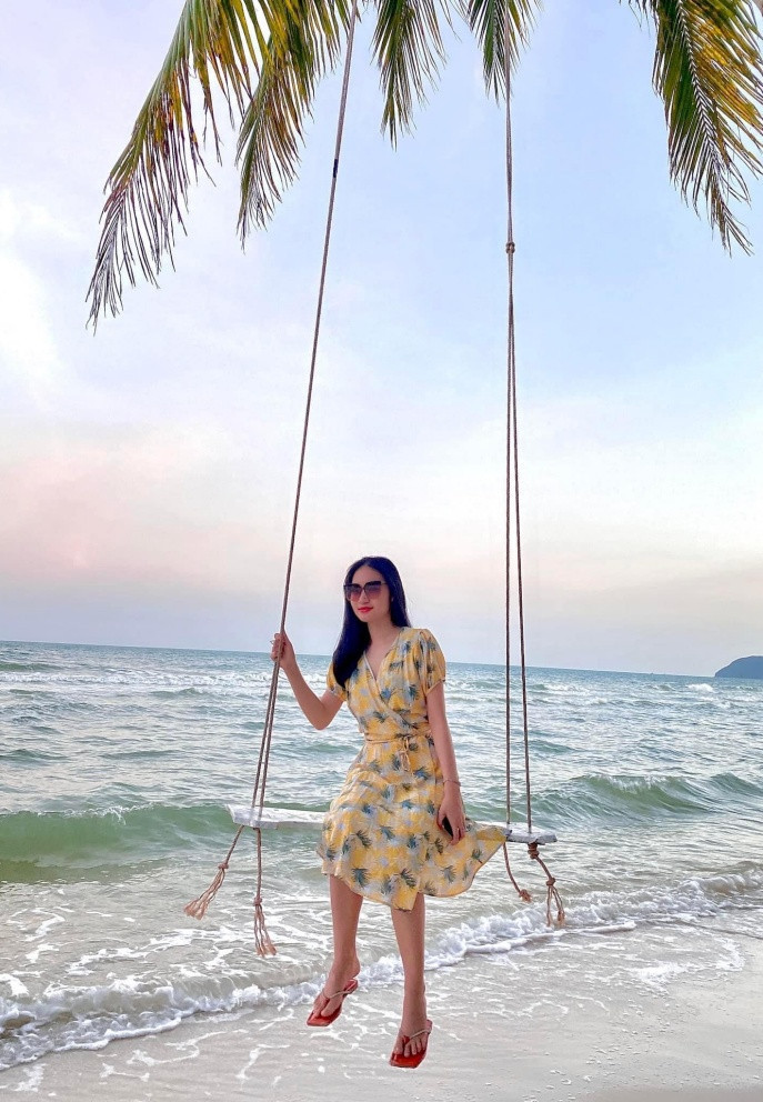 Bạn đời của Tiết Cương chuộng lối trang điểm tự nhiên, ít son phấn. Cô cũng có lối ăn mặc đơn giản, thoải mái nhưng cũng không kém phần điệu đà. Sở hữu sắc vóc thon thả, nước da trắng mịn, Ngọc Thưởng thường chọn những bộ trang phục có thiết kế ôm sát, bèo nhún điệu đà. Cô thích mặc váy, áo croptop,... cùng một số phụ kiện đơn giản như kính, túi xách.