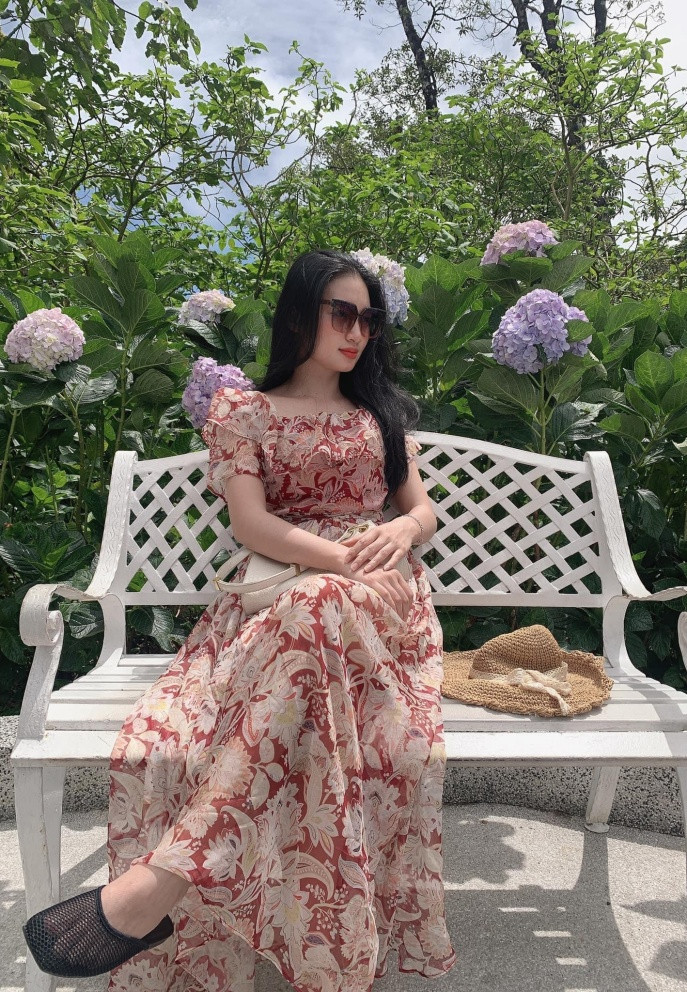 Từ việc giấu kín ban đầu, Tiết Cương dần cởi mở giới thiệu bà xã với bạn bè, người thân. Một số đồng nghiệp nữ thân thiết của anh như Lê Giang, Cát Tường,... đều từng gặp gỡ, ăn uống trò chuyện cùng cả hai. Họ bày tỏ tình cảm, dành nhiều lời khen cho bạn đời của Tiết Cương.