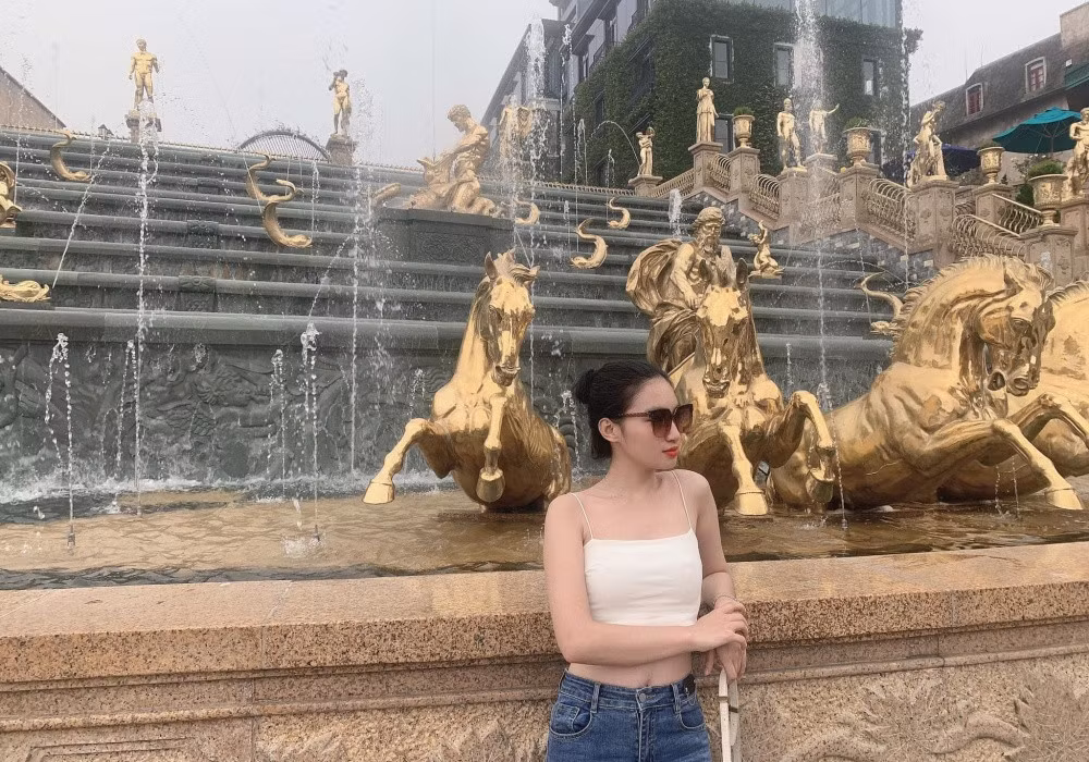 Trên kênh YouTube cá nhân, Tiết Cương cũng đăng tải những video cuộc sống đời thường. Đôi vợ chồng son cùng có những chuyến đi chơi, khám phá ẩm thực, review địa điểm du lịch… Nam diễn viên thích thú giới thiệu vợ là “YouTuber Ngọc Thưởng”, thường xuyên pha trò trong các clip kỷ niệm.