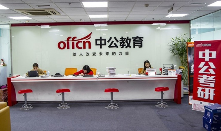 Tuy nhiên, lúc đó, người đàn ông này nhận ra không có cơ sở nào dạy để thi công chức nên anh quyết định khởi nghiệp chuyên đào tạo loại hình này.