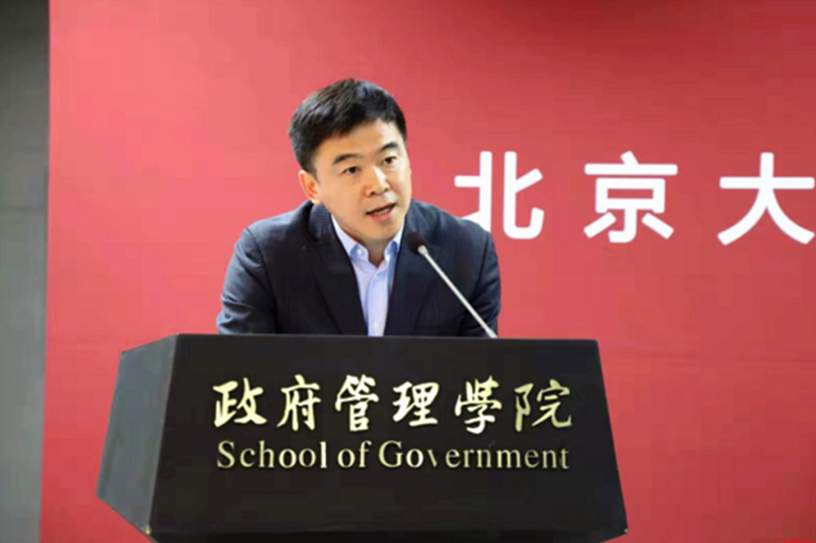 Thời gian đầu, Lý Vĩnh Tân và cộng sự gặp nhiều khó khăn có lúc bên bờ phá sản. Sau đó, Lý Vĩnh Tân được một người quen khuyên nên thi vào công chức nhà nước.