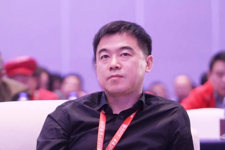 Lý Vĩnh Tân đỗ đại học Bắc Kinh, Trung Quốc. Thời đi học, gia cảnh khó khăn nên phải nhận tiền trợ cấp từ trường.