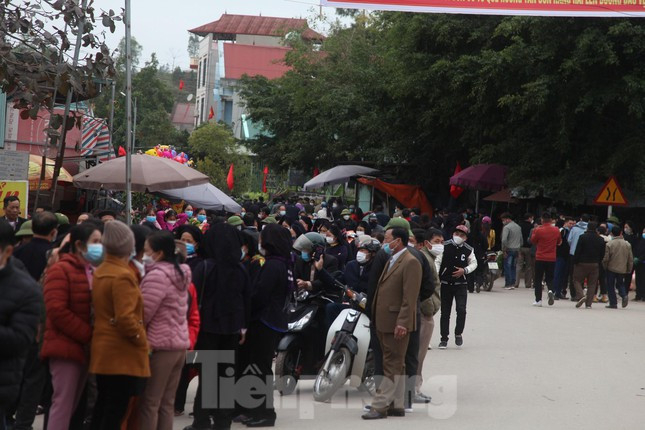 Về trưa, dòng người tham dự chợ tình Tân Sơn càng đông.