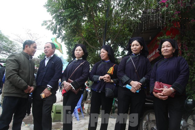 Hát Soong hao tại chợ tình Tân Sơn. Tại chợ tình Tân Sơn, du khách bắt gặp nhiều tốp người Nùng hát Soong hao từ trưa cho đến tối mịt. Họ hát Soong hao để hỏi thăm về cuộc sống, gia đình, nhớ lại những kỉ niệm xưa.