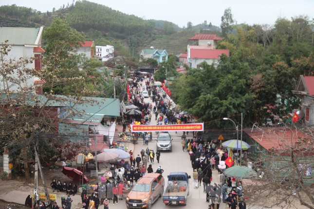 Chợ tình Tân Sơn kéo dài gần 1 km và diễn ra từ sáng cho đến tối mịt. Chợ tình Tân Sơn có từ lâu đời. Cứ đến ngày 12 tháng Giêng, những người phụ nữ và đàn ông người Nùng lại háo hức đổ về chợ tình Tân Sơn. Người trẻ đến chợ tình để tìm người yêu. Những đôi yêu nhau, nhưng không thành vợ chồng đến chợ tình để gặp lại nhau, cùng hát Soong hao.