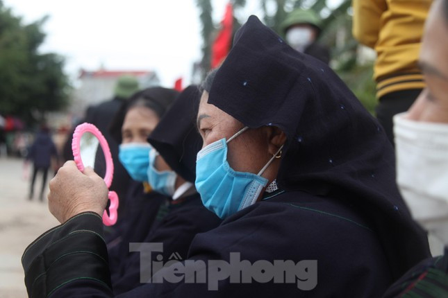 Một người phụ nữ Nùng soi gương trang điểm để đợi bạn hát tại chợ tình Tân Sơn.