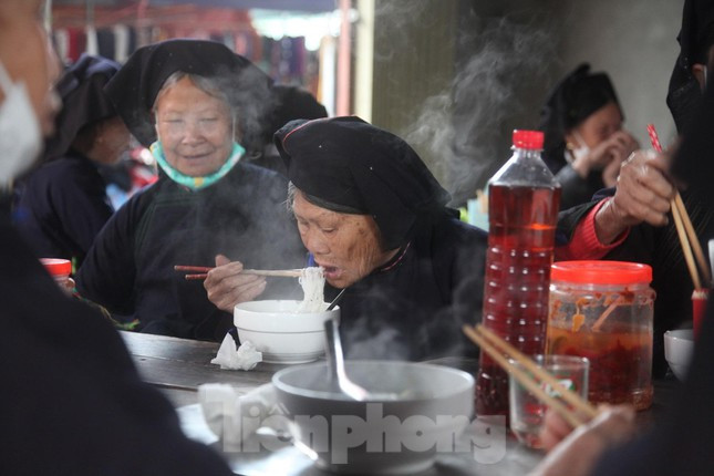 Những phụ nữ người Nùng ăn sáng trước khi ra chợ tình để hát Soong hao (dân ca của người Nùng)