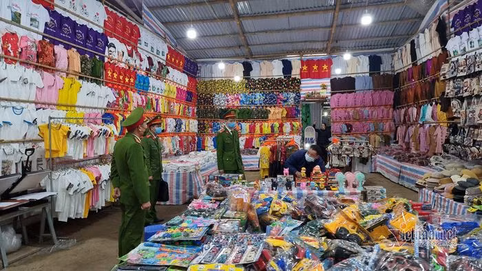 Lực lượng chức năng đi kiểm tra các hàng quán trong Khu di tích.