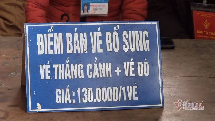 Giá vé thắng cảnh chùa Hương vẫn như mọi năm.