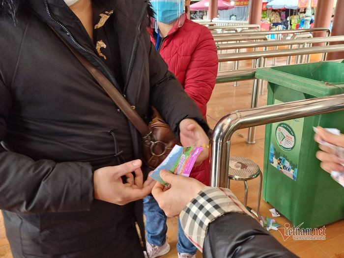 Du khách mua vé thử nghiệm để vào tham quan khu di tích.