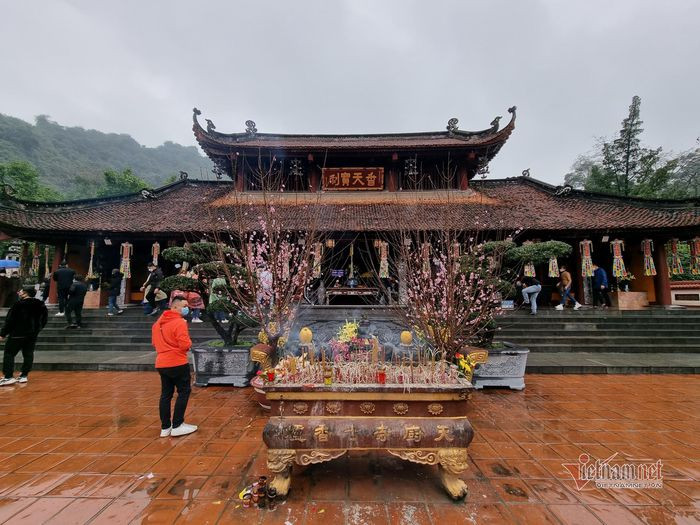 Trưởng Ban Quản lý Khu di tích thắng cảnh Hương Sơn Nguyễn Bá Hiển thông tin thêm, giá vé tham quan chùa Hương vẫn như mọi năm, không thay đổi. Cụ thể, vé thắng cảnh 80.000 đồng, vé đò 50.000 đồng/người, giá cáp treo 180.000 đồng/người.