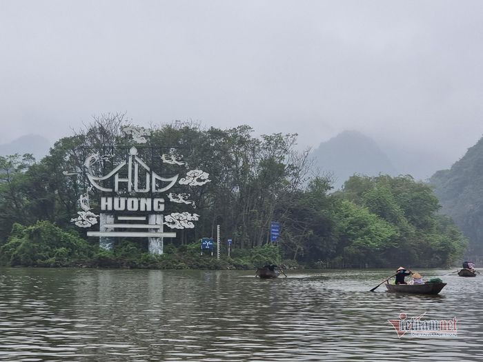 Suối Yến thưa thớt đò qua lại.