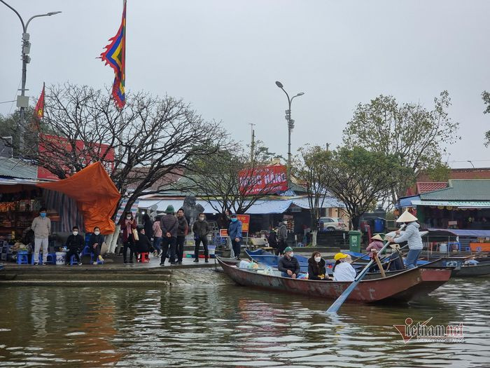 Đã có một số đoàn du khách đến chùa Hương du Xuân.