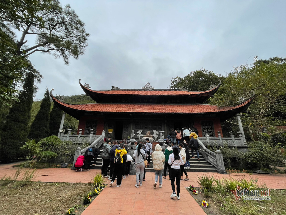 Theo tìm hiểu, ngôi chùa được mệnh danh là "tiếng của Phật" nên thu hút rất đông người đến chiêm bái. (Ảnh: Vietnamnet)