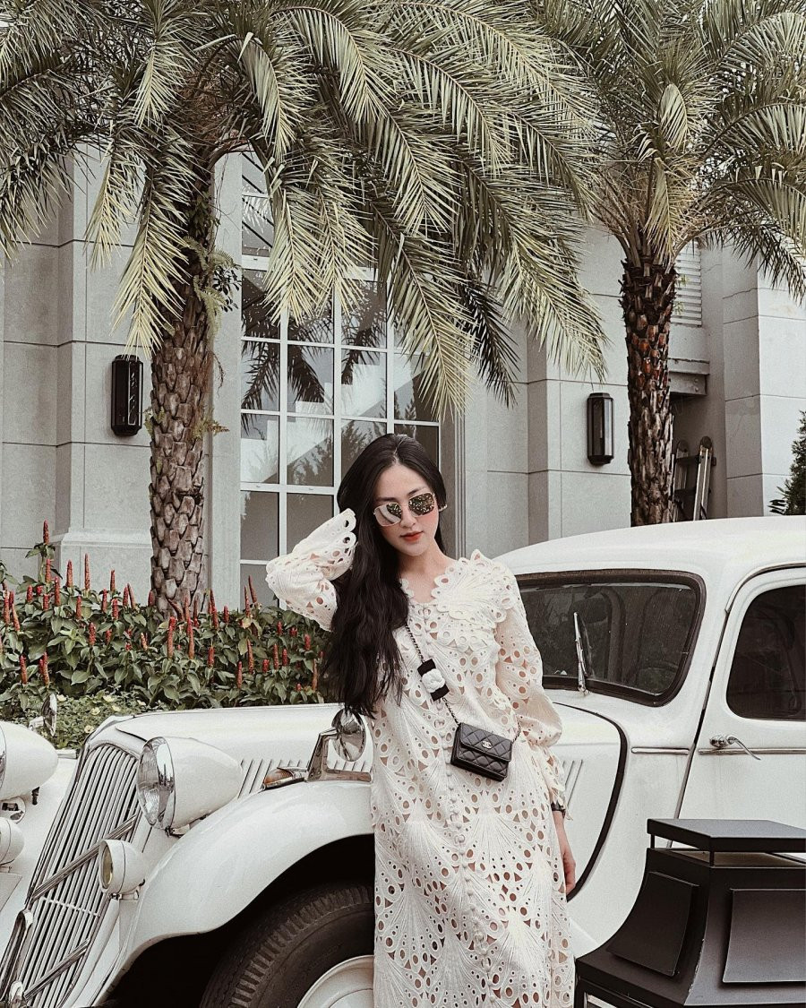 Lên đồ đơn giản giống Á hậu Tú Anh với 1 chiếc váy ren đục lỗ dáng suông thoải mái. Cùng với đó, nhấn nhá thêm với 1 chiếc túi đeo chéo nhỏ xinh và kính râm sang chảnh là đã có ngay diện mạo ấn tượng.